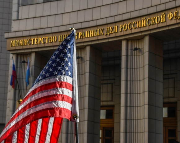 Ο πρεσβευτής των ΗΠΑ στη Μόσχα φεύγει από τη χώρα μετά την ολοκλήρωση της θητείας του