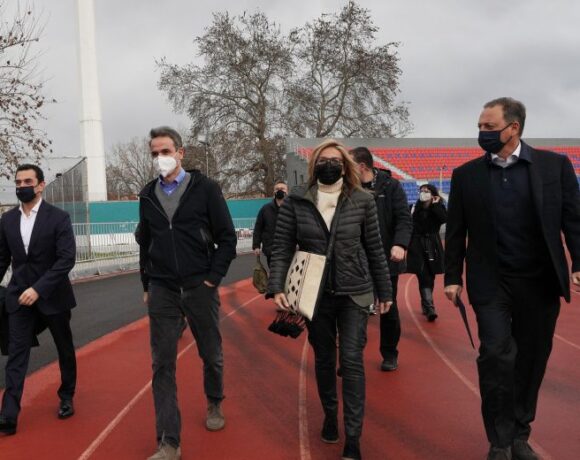 Ο στιβικός Μητσοτάκης και ο αθλητικά αδιάφορος Βαρουφάκης