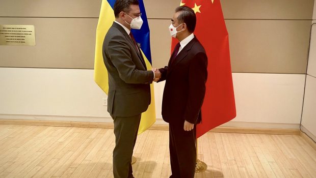 Ουκρανία: Συνάντηση Κουλέμπα με τον Κινέζο ΥΠΕΞ – Το Πεκίνο «σέβεται την εδαφική ακεραιότητα όλων των χωρών»
