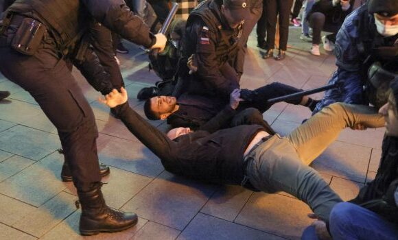 Ρωσία: Διαδηλωτές που αντιδρούν στην επιστράτευση συγκρούονται με την αστυνομία