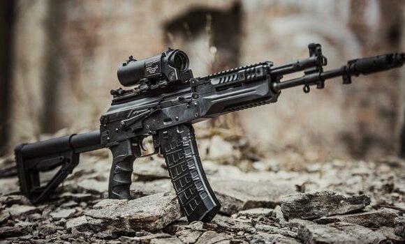 Ρωσία: Τι αλλάζει στο τουφέκι Καλάσνικοφ Ak 12 – Το χρησιμοποιούν οι στρατιώτες στην Ουκρανία