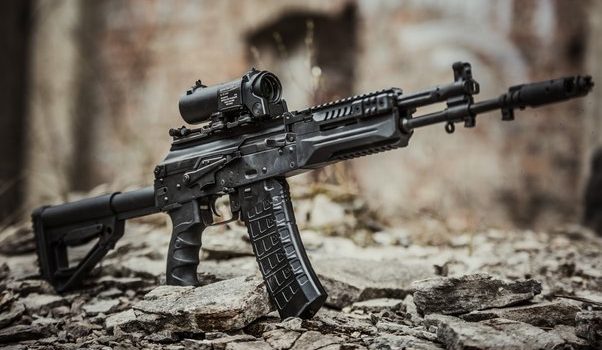 Ρωσία: Τι αλλάζει στο τουφέκι Καλάσνικοφ AK-12 – Το χρησιμοποιούν οι στρατιώτες στην Ουκρανία