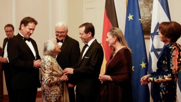 Σταϊνμάιερ: Ντροπή ότι χρειάστηκαν 50 χρόνια για να αποζημιωθούν τα θύματα της τρομοκρατικής επίθεσης στους ΟΑ του Μονάχου