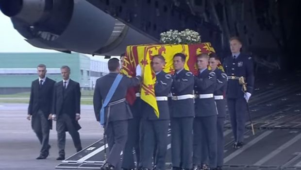 Στο Λονδίνο η σορός της βασίλισσας Ελισάβετ – Δείτε Live