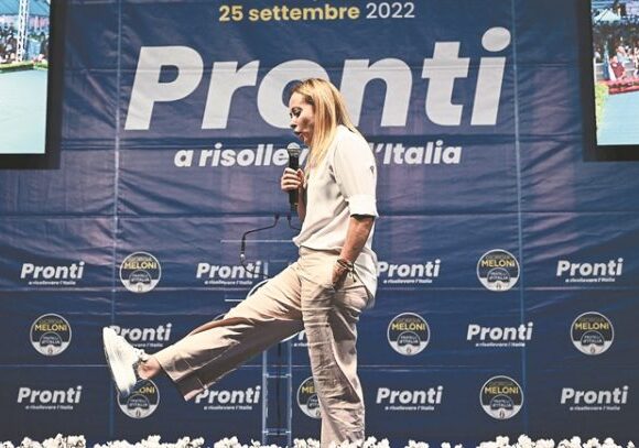 Τζόρτζια Μελόνι: Ποια πραγματικά είναι η σκληροπυρηνική πολιτικός που αναλαμβάνει την εξουσία στην Ιταλία