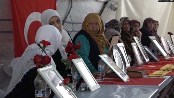 Τουρκία: Ποιες είναι οι «Μητέρες του Ντιγιάρμπακιρ» που προστατεύει ο Ερντογάν