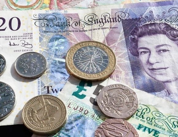 Τράπεζα της Αγγλίας: Οι Βρετανοί έχουν μια εβδομάδα καιρό για να ξοδέψουν χαρτονομίσματα αξίας £11 δισ.