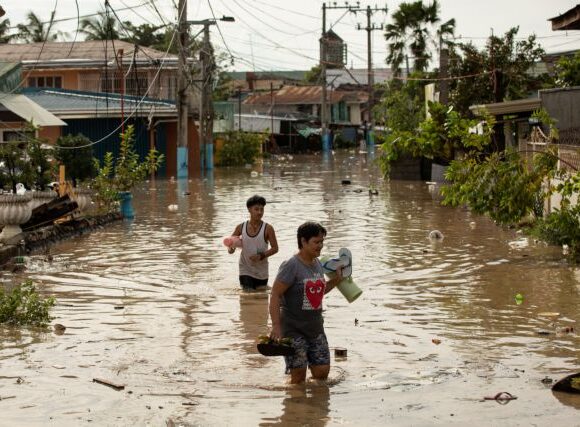 Φιλιππίνες: Εικόνες αποκάλυψης μετά το πέρασμα του τυφώνα Νόρου – Πέντε νεκροί