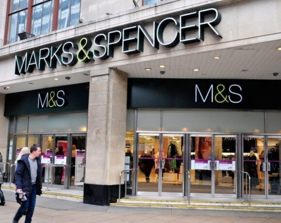 H Marks & Spencer αυξάνει τους μισθούς των υπαλλήλων για δεύτερη φορά μέσα στο 2022