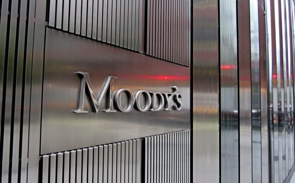 Moody’s: Επιβεβαιώνει την αξιολόγηση Ba3 της Ελλάδας με σταθερή προοπτική – Ανθεκτικό σε κραδασμούς το ελληνικό χρέος