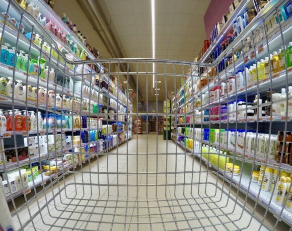 Ακρίβεια: Σε αναβρασμό τα νοικοκυριά – Ποια έξοδα κόβουν οι γονείς (vids)