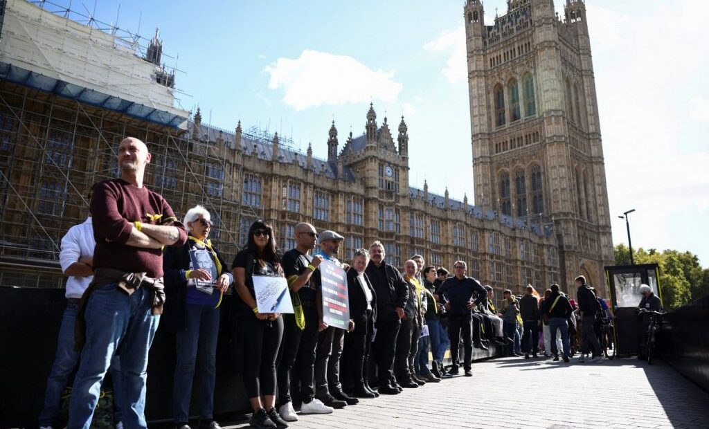 Ασάνζ: Ανθρώπινη αλυσίδα γύρω από το βρετανικό κοινοβούλιο για να μην εκδοθεί στις ΗΠΑ