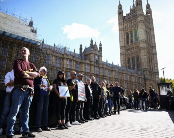 Ασάνζ: Ανθρώπινη αλυσίδα γύρω από το βρετανικό κοινοβούλιο για να μην εκδοθεί στις ΗΠΑ