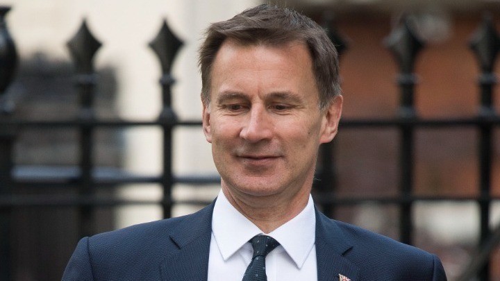 Βρετανία: Για πολύ δύσκολες αποφάσεις προειδοποιεί ο Τζέρεμι Χαντ