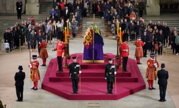 Βρετανία: Νεκρός 18χρονος που φρουρούσε το φέρετρο της βασίλισσας Ελισάβετ