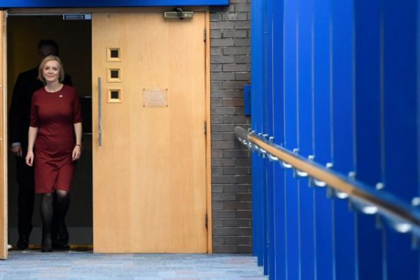 Βρετανία: Οδυνηρή ήττα και ταπεινωτική υποχώρηση – Τι σημαίνει το… αυτογκόλ της Τρας