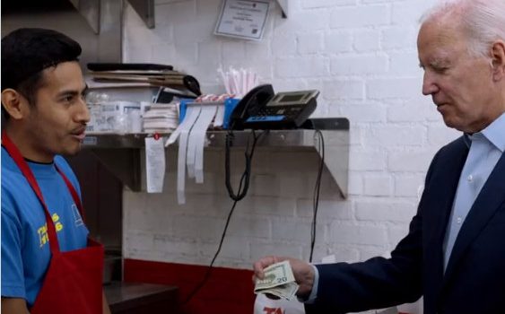 Λος Άντζελες: Για τάκος σε τοπικό μαγαζάκι ο Μπαίντεν – «Κέρασε τον επόμενο πελάτη από εμένα»