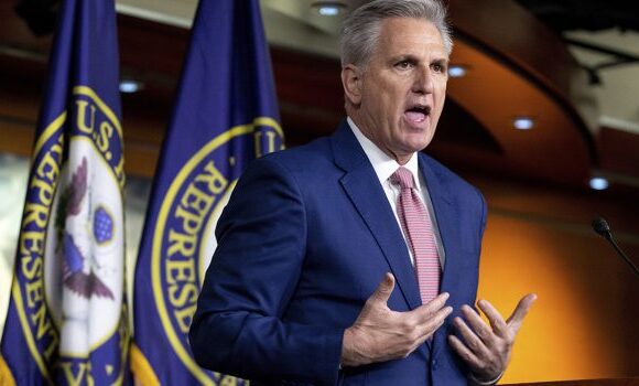 Μακάρθι: Οι Ρεπουμπλικάνοι δεν θα υπογράψουν «λευκή επιταγή» για την Ουκρανία