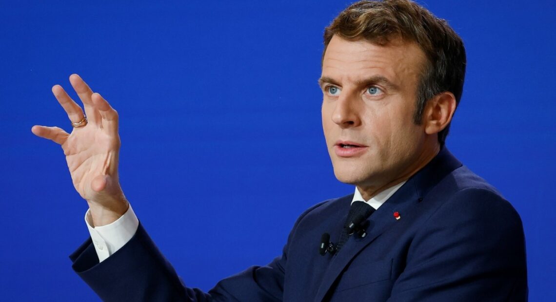 Μακρόν: Η Ρωσία έχει διαπράξει εγκλήματα πολέμου τα οποία έχουν αφήσει τα σημάδια τους