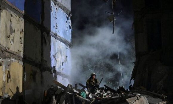 Ουκρανία: Νέος ρωσικός βομβαρδισμός τη νύχτα στη Ζαπορίζια – Καταστράφηκε πολυκατοικία