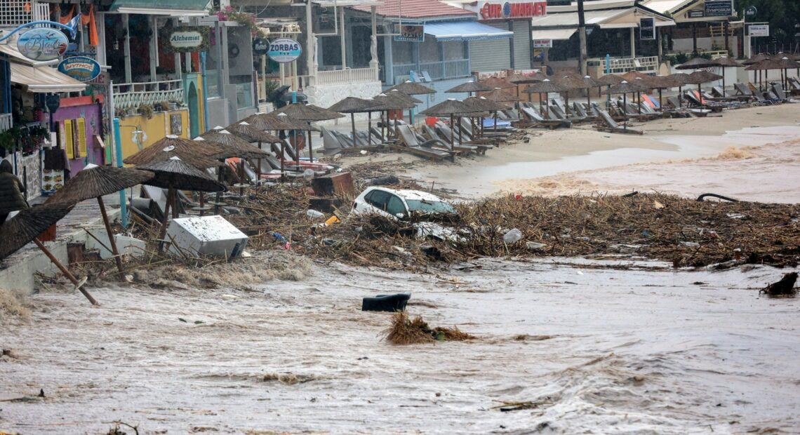 Πώς θα κινηθεί η κακοκαιρία τις επόμενες ώρες – «Βούλιαξε» στη λάσπη η Κρήτη, απίστευτες εικόνες (pics, Video)