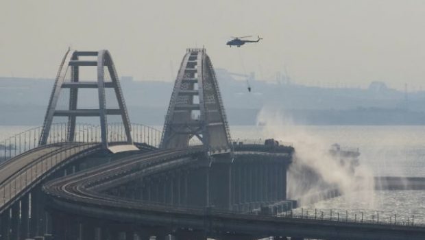 Ρωσία: Η επίθεση στη γέφυρα της Κριμαίας θα «αγγίξει» τον Πούτιν – Αντίποινα ζητούν υποστηρικτές του Κρεμλίνου