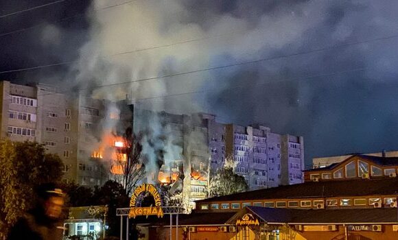Ρωσία: Τουλάχιστον τρεις νεκροί από τη συντριβή του μαχητικού αεροσκάφους – Συνεχείς εκρήξεις
