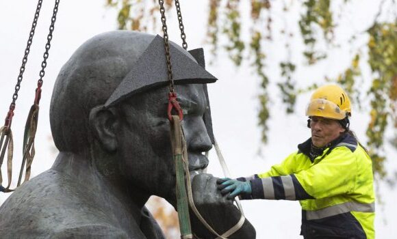 Φινλανδία: «good Bye, Lenin» των Φινλανδών κατά την απομάκρυνση του τελευταίου αγάλματος της ΕΣΣΔ