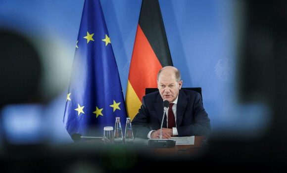 Όλαφ Σολτς: Υπέρ μιας «διευρυμένης» Ευρώπης τάχθηκε ο καγκελάριος της Γερμανίας, μιλώντας στο συνέδριο των Ευρωσοσιαλιστών