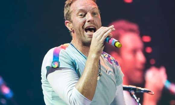 Coldplay: Με σοβαρή πνευμονική λοίμωξη ο Κρις Μάρτιν