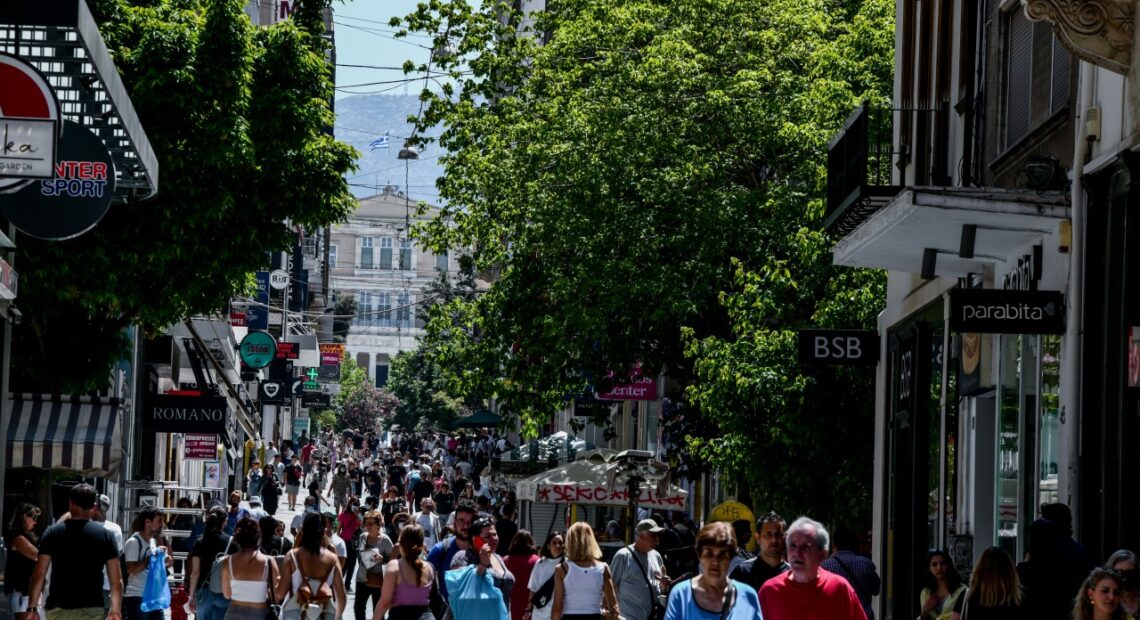 Eurostat: Η φτώχεια απειλεί τους Έλληνες – Πού ξοδεύουν τα χρήματά τους
