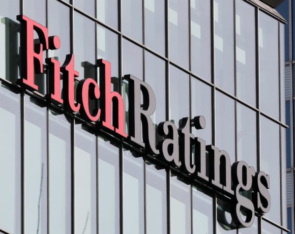 Fitch: Επιβεβαιώνει το «ΒΒ» για την Ελλάδα – Διατηρεί θετικό το Outlook