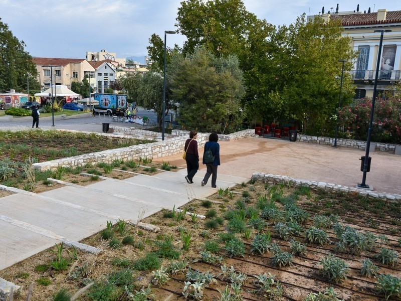 Le Figaro για Θησείο: Περιγράφει τη «μεταμόρφωση» της πλατείας – Πόλος έλξης για τους τουρίστες