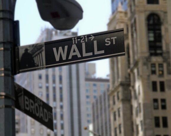 Wall Street: Δεν κατάφερε να διατηρήσει τα κέρδη της τελευταίας ώρας – «Βαρίδι» τα ομόλογα