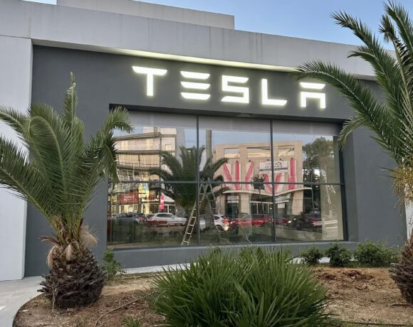 Ανοίγει το πρώτο κατάστημα Tesla στην Ελλάδα