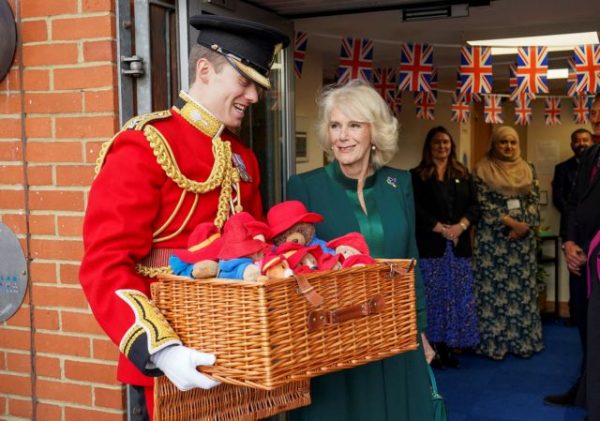 Αρκουδάκια Πάντινγκτον, αφιερωμένα στη μνήμη της βασίλισσας Ελισάβετ, δώρισε η Καμίλα σε παιδικό σταθμό