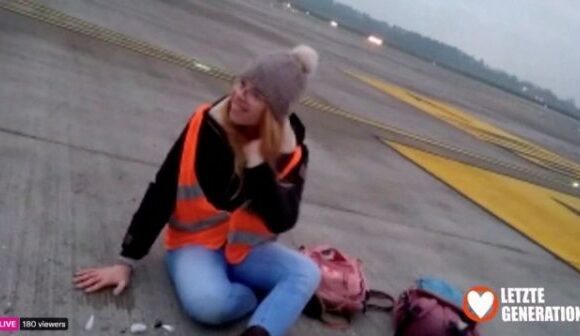 Γερμανία: Ακτιβιστές για το κλίμα εισέβαλαν στο αεροδρόμιο του Βερολίνου – Ακυρώθηκαν πτήσεις