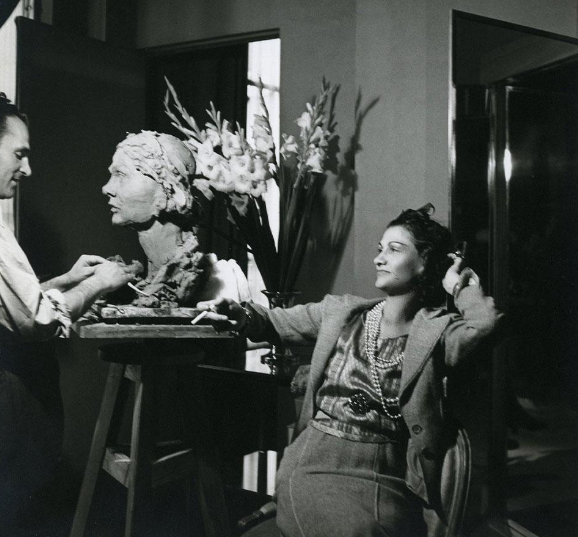 Η ιστορία του οίκου Chanel: Πώς η Coco Chanel άλλαξε τον κόσμο της μόδας