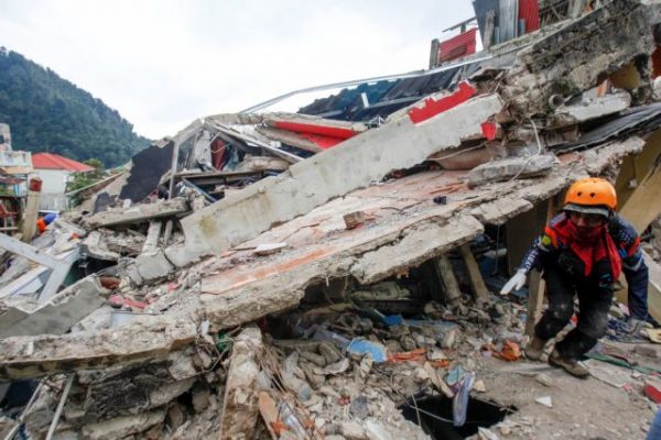 Ινδονησία: Στους 268 οι νεκροί από τον σεισμό – Παιδιά θάφτηκαν ζωντανά στα ερείπια σχολείων