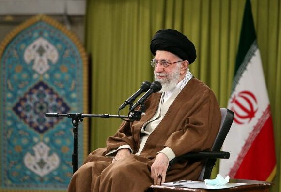 Ιράν: Η ανιψιά του αγιατολάχ Χαμενεΐ καλεί τη διεθνή κοινότητα να κόψει επαφές με την Τεχεράνη