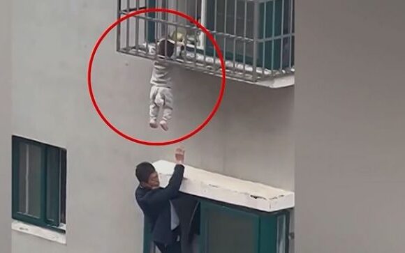 Κίνα: Εικόνα που κόβει την ανάσα από τη διάσωση μικρού παιδιού που κρεμόταν στο κενό