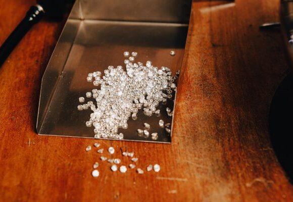 Κυρώσεις; Τα ρωσικά διαμάντια πάνε (σχεδόν) παντού