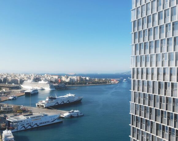 Ματαιώνεται η «επιχείρηση Lifting» στα κτήρια της Ευρώπης – Φωτεινή εξαίρεση ο Πύργος του Πειραιά (pics+vid)