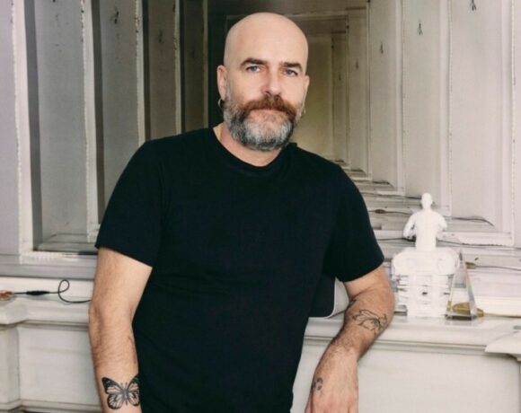 Μια εντυπωσιακή έκθεση μανιφέστο του εικαστικού Ανδρέα Αγγελιδάκη στο Παρίσι