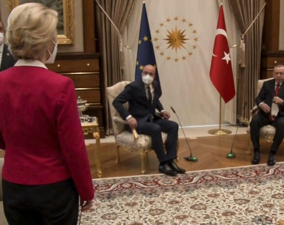 Ούρσουλα φον ντερ Λάιεν – Σαρλ Μισέλ: Ένα «παράξενο ζευγάρι» στην καρδιά της Ευρώπης