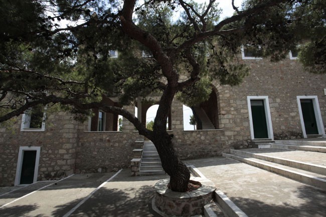 «Πόλεμος» με φόντο το Εκκλησιαστικό Ορφανοτροφείο στη Βουλιαγμένη (pics)