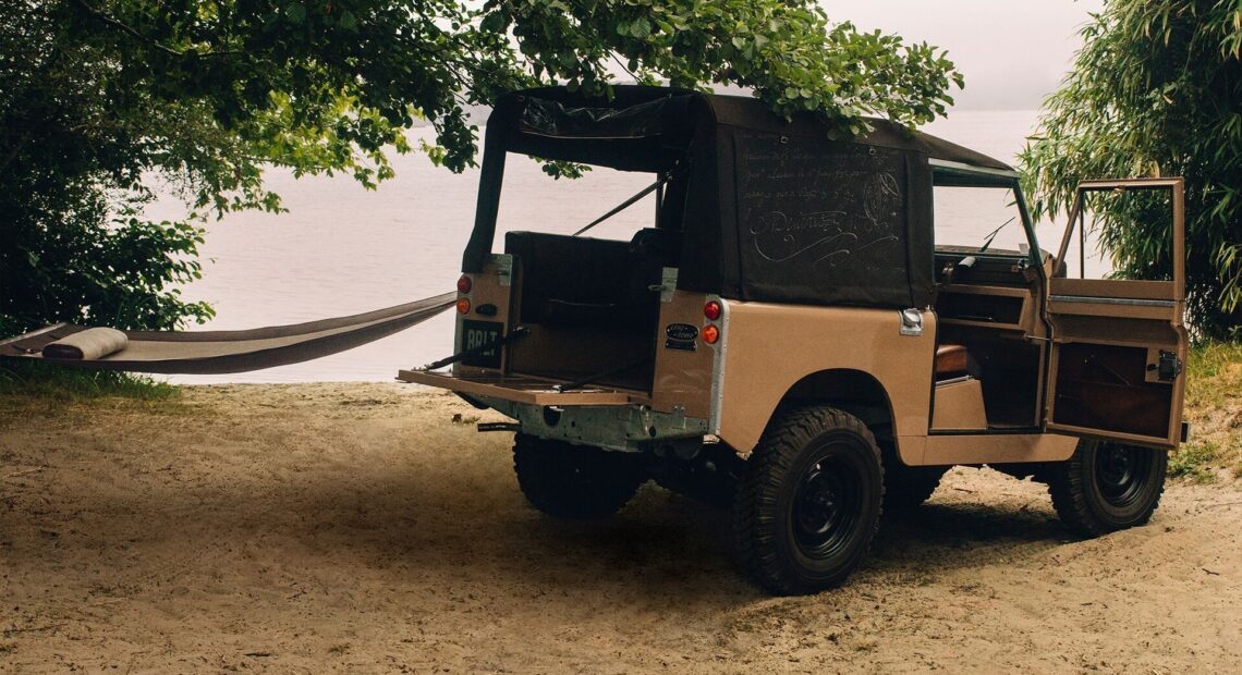 Το θρυλικό Land Rover Defender του 1963 επιστρέφει, αλλά κατασκευάζεται μόνο κατά παραγγελία