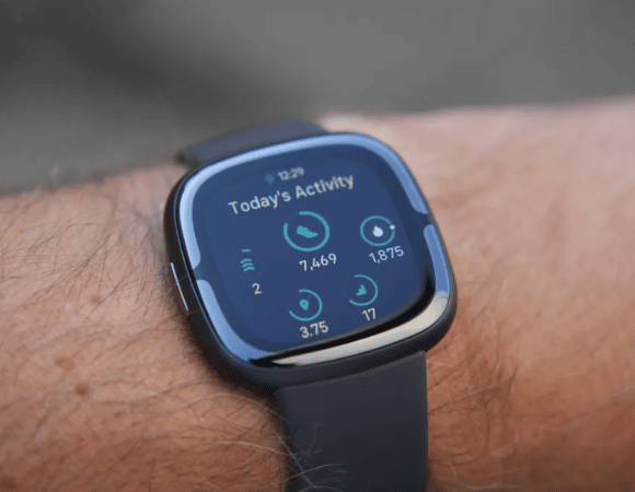 Fitbit Sense 2 & Versa 4: Νέες δυνατότητες με ένα… “κόλλημα”