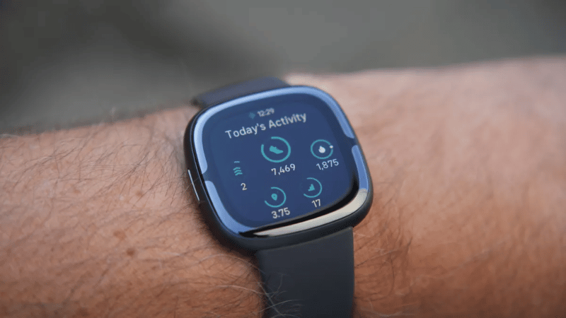 Fitbit Sense 2 & Versa 4: Νέες δυνατότητες με ένα… “κόλλημα”
