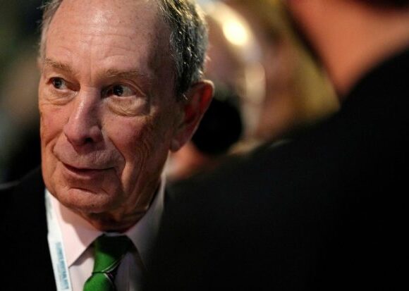 Bloomberg: Διαψεύδει το ενδιαφέρον για εξαγορά της Washington Post